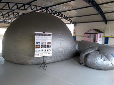 Cúpula do Planetário montada no interior de uma quadra coberta