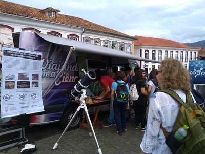 Van Viajando com a Ciência com telescópio